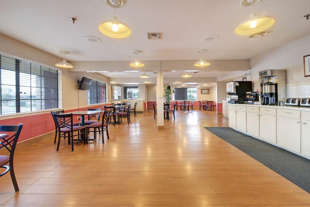 Days Inn By Wyndham College Station University Drive Zewnętrze zdjęcie